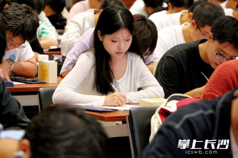 对父母的思念，都融入笔尖流淌的墨汁里。