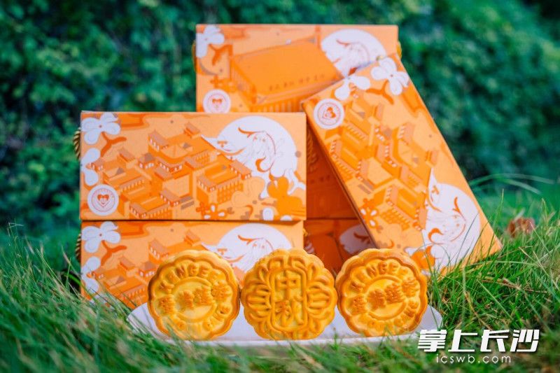 当中秋遇上国庆，这些校园月饼也承载着小家与大家的双重团圆。