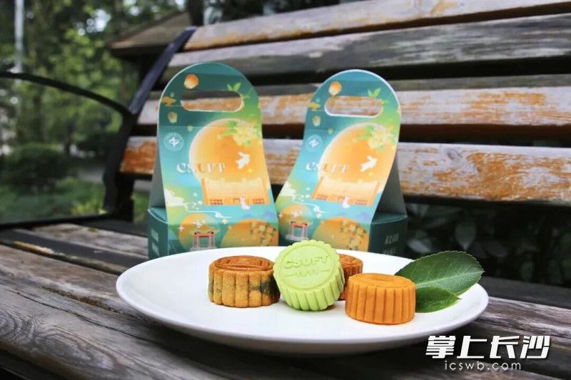 每一枚校园限定月饼，都是对学子浓浓的爱。