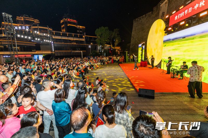 台上台下热烈互动。