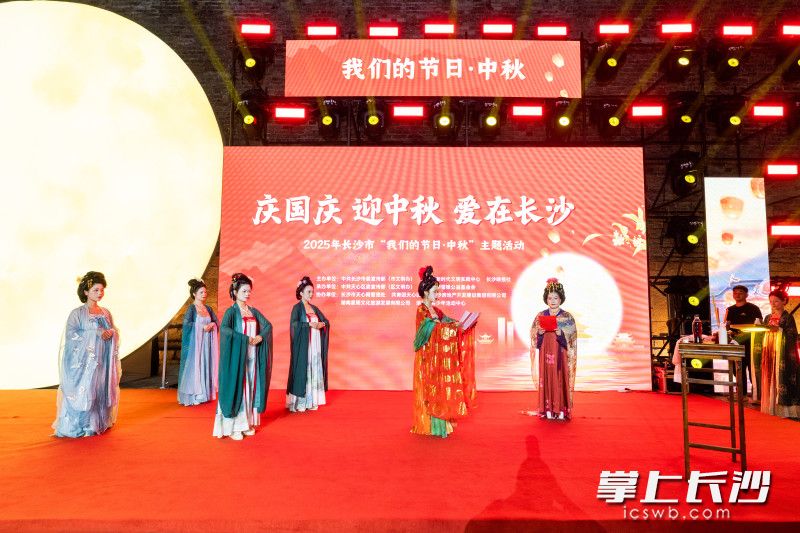 愿“月圆家圆天下圆”。
