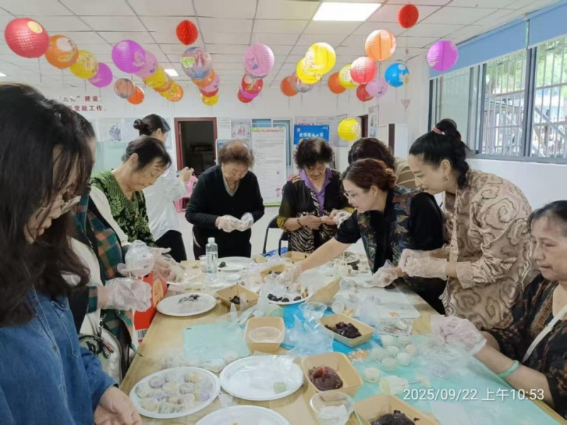 国庆中秋双节临近,芙蓉区财政局党支部日前联合朝阳街道曙光社区铁银片区小区党支部,通过一系列共建活动拉近与居民的距离。均为通讯员供图 国庆中秋双节临近,芙蓉区财政局党支部日前联合朝阳街道曙光社区铁银片区小区党支部,通过一系列共建活动拉近与居民的距离。均为通讯员供图