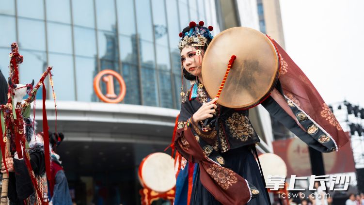 神秘古老的湘西苗族傩戏登场,粗犷原始的表演让人仿佛穿越时空。 神秘古老的湘西苗族傩戏登场,粗犷原始的表演让人仿佛穿越时空。