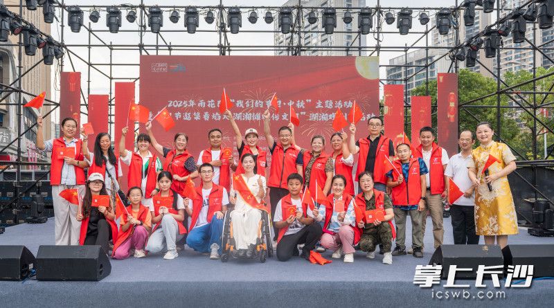 现场志愿者合影。图片均为长沙晚报全媒体记者陈飞 摄   现场志愿者合影。图片均为长沙晚报全媒体记者陈飞 摄