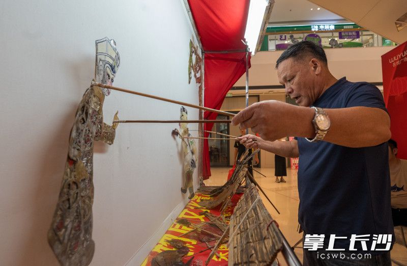 皮影戏表演。 皮影戏表演。