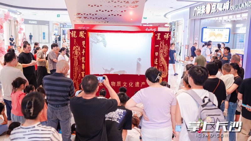 传统非遗表演大受市民喜爱。 传统非遗表演大受市民喜爱。