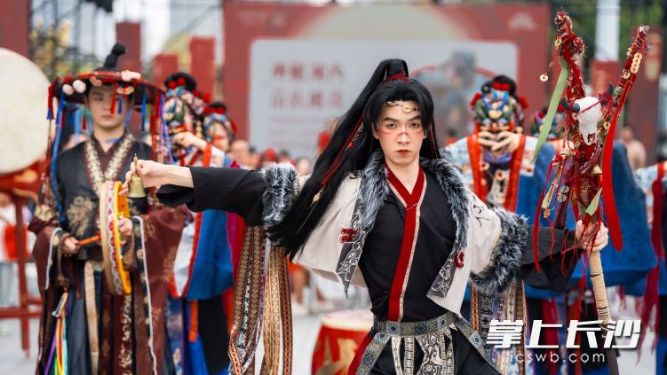 神秘古老的湘西苗族傩戏登场,粗犷原始的表演让人仿佛穿越时空。 神秘古老的湘西苗族傩戏登场,粗犷原始的表演让人仿佛穿越时空。