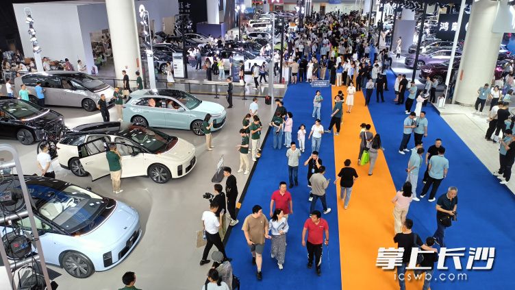 以2025芒果车展为起点,长沙市下半年汽车促消费活动打响了“第一枪”。 均为长沙晚报全媒体记者 曹开阳 摄 以2025芒果车展为起点,长沙市下半年汽车促消费活动打响了“第一枪”。 均为长沙晚报全媒体记者 曹开阳 摄