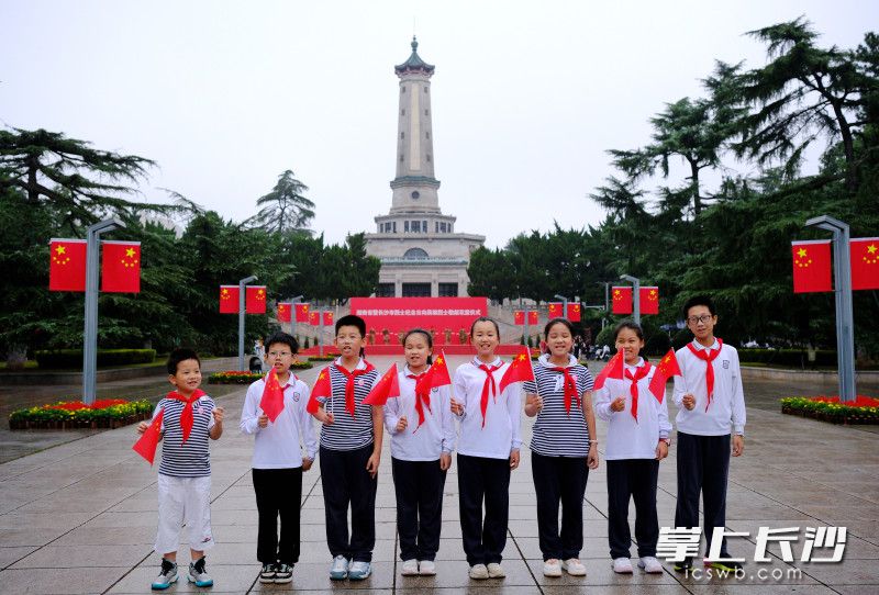 大同小学五年级丁班的几位同学相约来到湖南烈士公园缅怀革命先烈。长沙晚报全媒体记者 贺文兵 摄