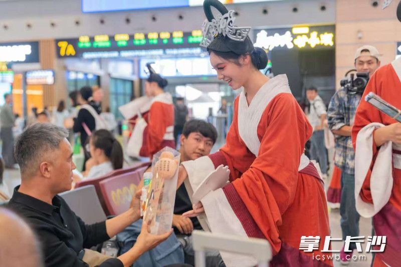 让匆匆一瞥成深度邂逅。