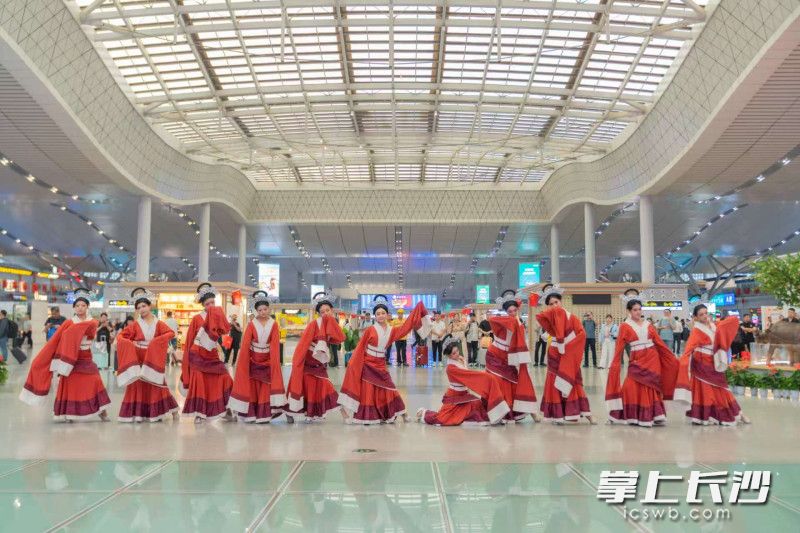 唐风陶韵走进长沙南站。均为长沙晚报全媒体记者 贺文兵 摄