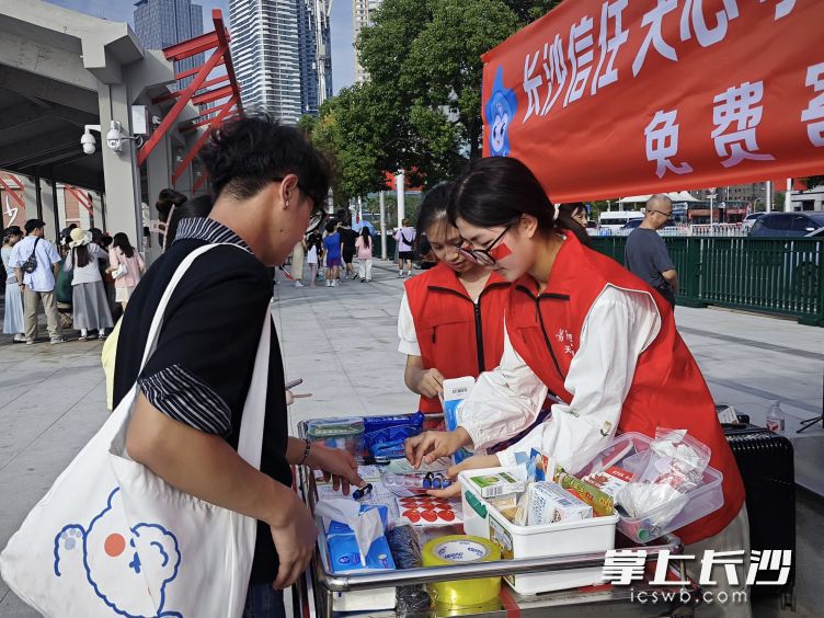 恰同学少年广场点位，志愿者推着“爱心小推车”为市民游客服务。长沙晚报通讯员 黎志坚 供图