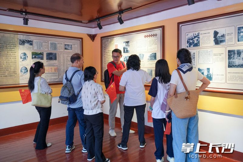 在八路军驻湘通讯处旧址内展出的“文物里的抗战故事”主题联展以图文形式再现抗战史诗。