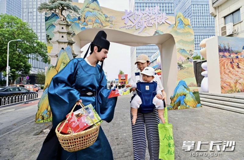 “诗圣”杜甫和“美食家”苏轼惊喜现身市集，化身NPC与游客互动合影。均为活动组委会 供图