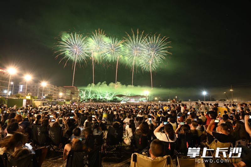 10月2日晚，浏阳周末焰火秀如期与游客见面。