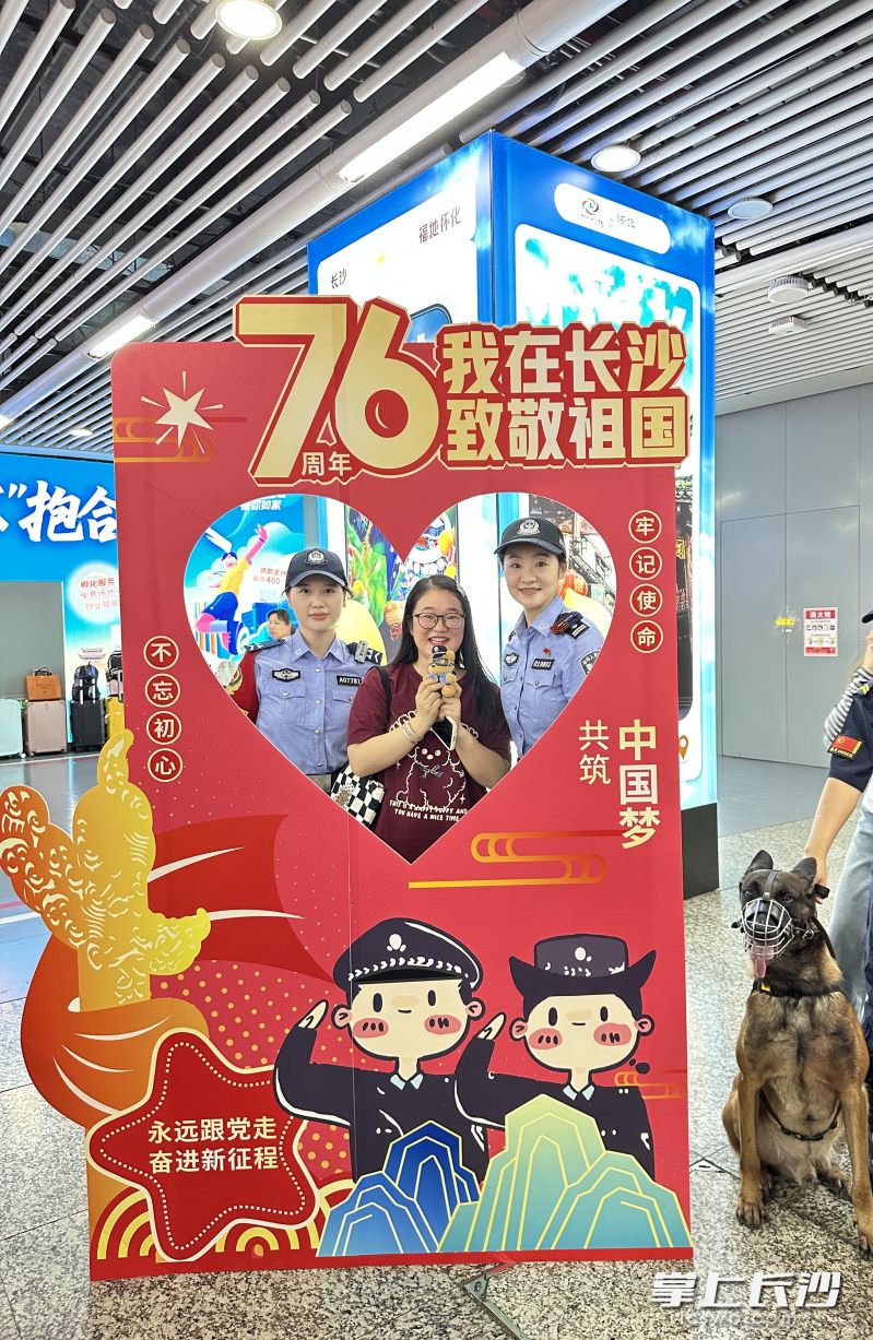 游客打卡国庆纪念互动墙。