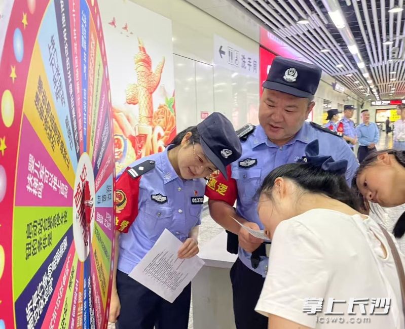 “平安驿站”现场，游客参与抽奖互动。长沙晚报全媒体记者 张洋子 通讯员 邵青 摄