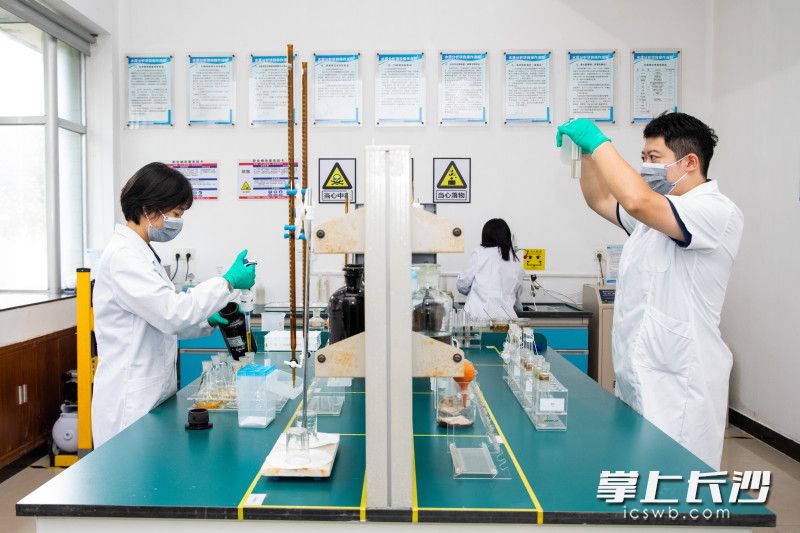 化验班每天都要对进水、出水及过程水样进行检测。
