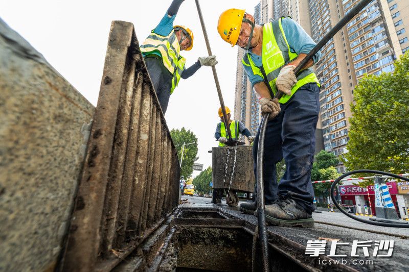 长沙市排水设施管理有限公司工作人员疏通管道。均为长沙晚报全媒体记者 董阳 摄