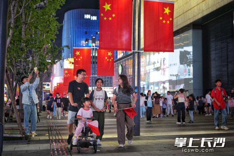 国庆期间，长沙不少大街小巷都挂起了五星红旗，放眼望去，满眼皆是喜庆的“中国红”。均为长沙晚报全媒体记者 郭雨滴 摄