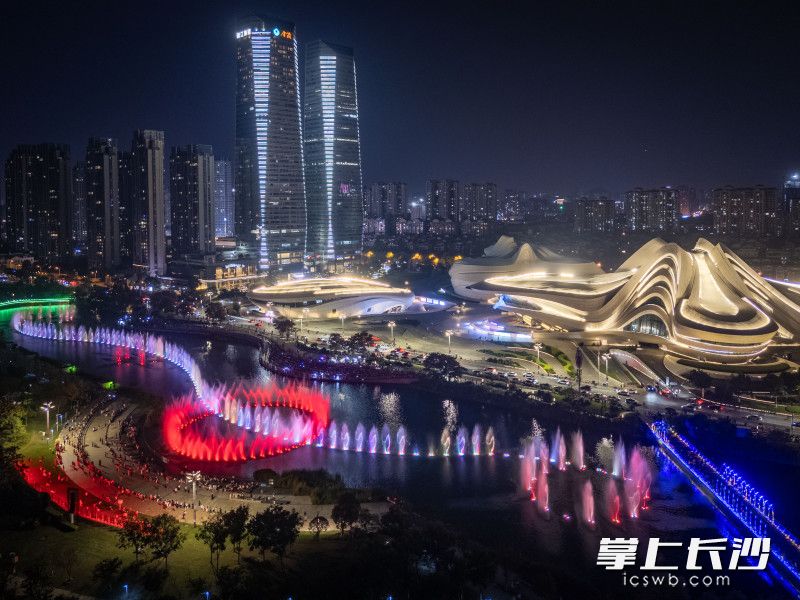 梅溪湖音乐喷泉恢复开放，吸引不少市民游客前往观看。 均为长沙晚报全媒体记者 郭雨滴 摄