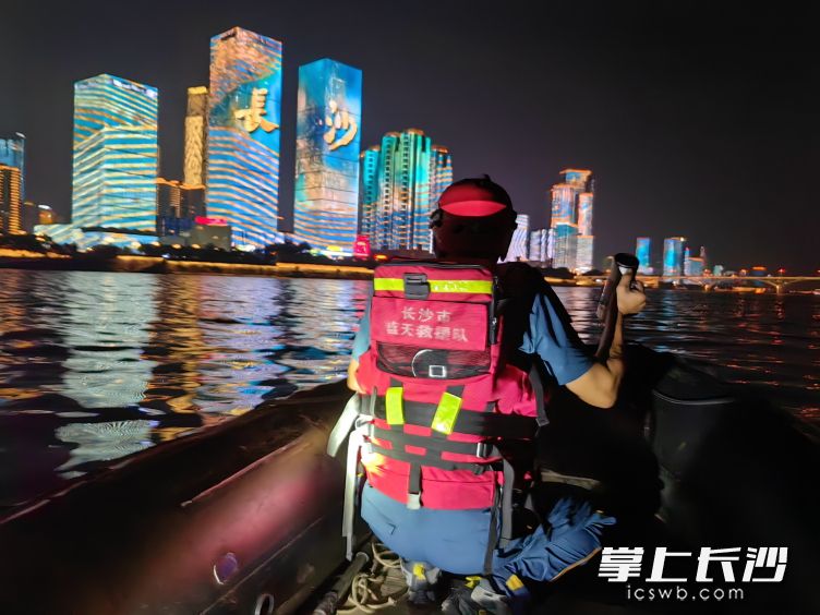 图为救援场景。