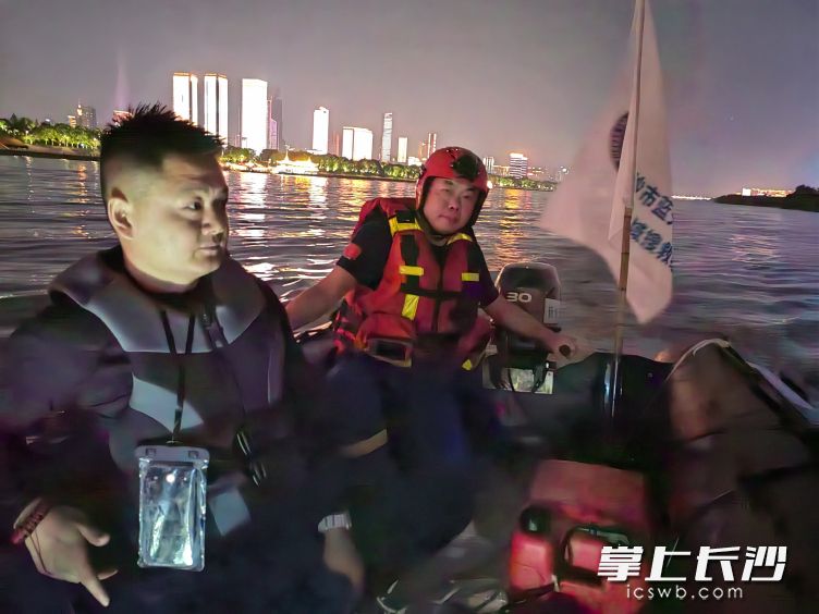 图为蓝天队员正在救援。 均为长沙晚报通讯员 曾劲玉 摄