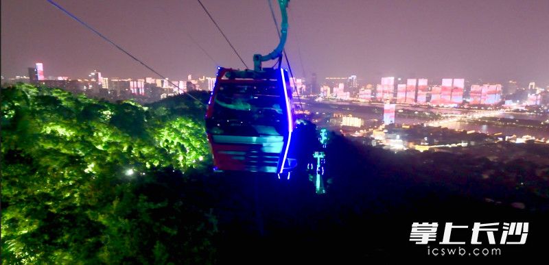 岳麓山索道里云端赏月。