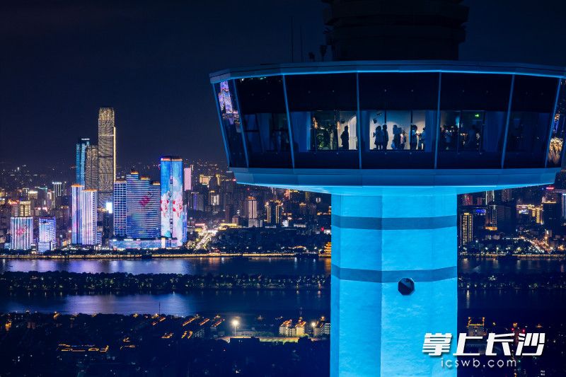 “长沙之眼”赏月。长沙晚报全媒体记者 郭雨滴 摄