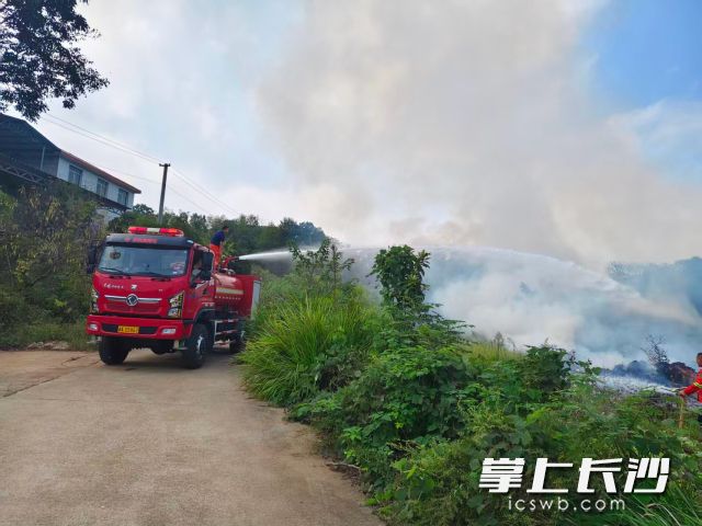 现场无人机、水泵队与消防车组形成了“地面为主、空中引导”的立体灭火格局。