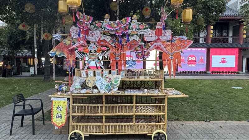 白天江天暮雪风物市集上，非遗传承人的棕编摊位。
