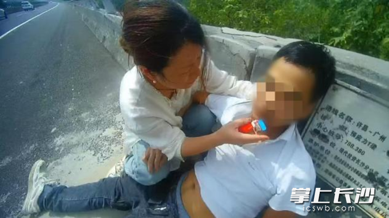 中南大学湘雅医院眼科中心主管护师王瑛在返回老家途中成功救助一名突发疾病晕厥的顺风车车主。 长沙晚报通讯员 黄熙 陈彦霖 摄影报道 中南大学湘雅医院眼科中心主管护师王瑛在返回老家途中成功救助一名突发疾病晕厥的顺风车车主。 长沙晚报通讯员 黄熙 陈彦霖 摄影报道