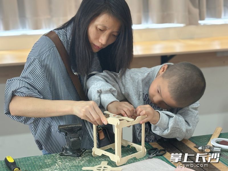 活动以家庭为单位，突出“大手牵小手”的互动模式。