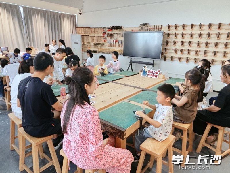 长沙非物质文化遗产馆联合家具制作技艺（榫卯结构小木作技艺）专业性分馆携手推出的“趣玩榫卯·家国欢歌”国庆非遗创玩周系列活动，于10月1日至5日举行。均为长沙非遗馆供图