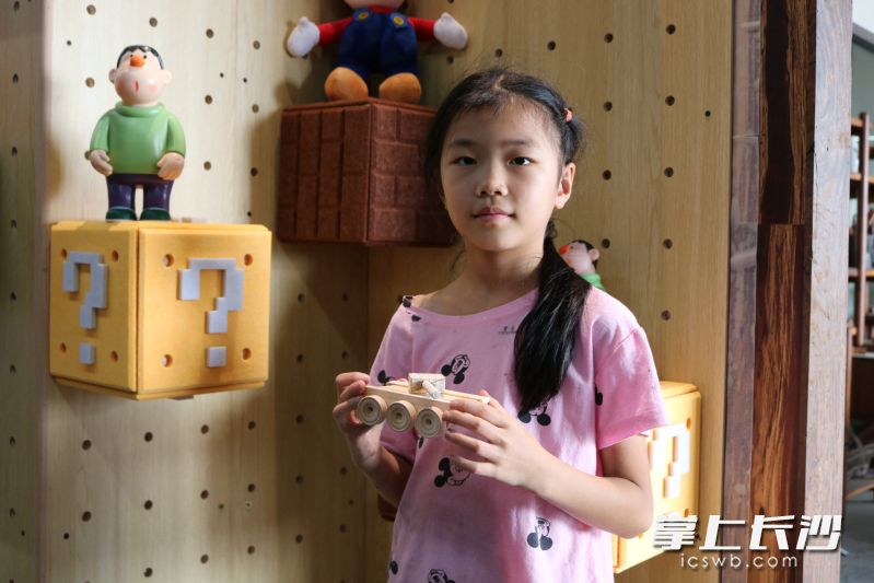 孩子亲手完成榫卯小坦克。
