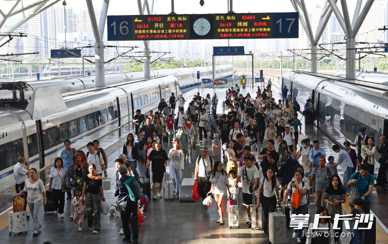 今日下午，长沙火车南站内，众多旅客步履匆匆。 均为长沙晚报全媒体记者 王志伟 摄