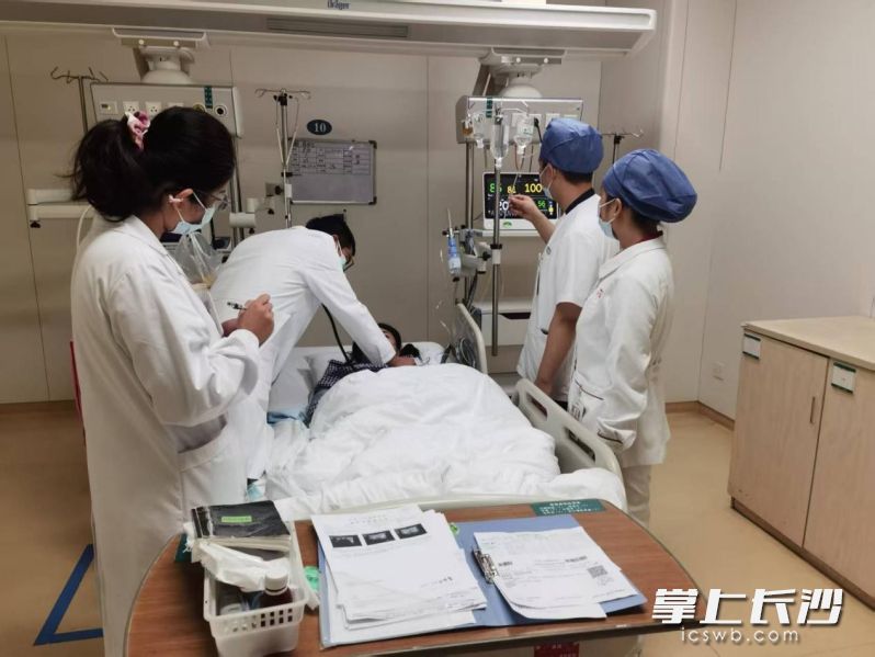 中南大学湘雅医院急诊科、ICU、手术室的长明灯,诠释着“健康所系,性命相托”的假日坚守。均为长沙晚报通讯员 陈彦霖 摄 中南大学湘雅医院急诊科、ICU、手术室的长明灯,诠释着“健康所系,性命相托”的假日坚守。均为长沙晚报通讯员 陈彦霖 摄