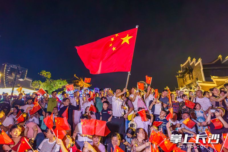 国庆期间，铜官窑国风乐园“万人同歌”红旗飘扬活动。通讯员 叶友朋 摄