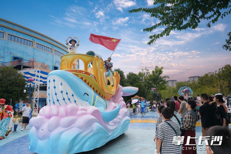 湘江欢乐海洋公园花车巡游。