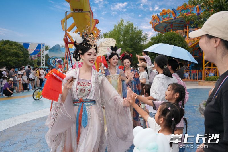 在湘江欢乐海洋公园，演员们与游客互动。