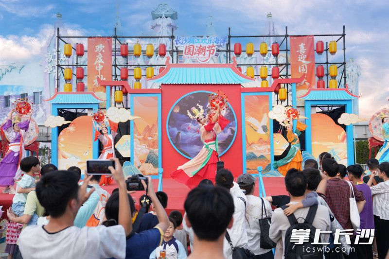 国庆期间，湘江欢乐海洋公园推出了以国潮为主题的系列活动。