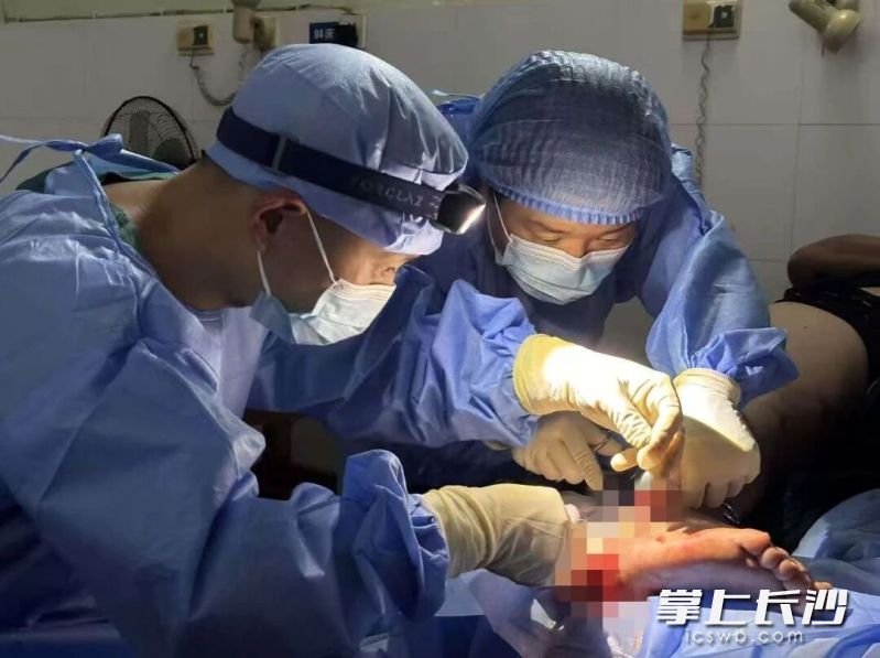 刘波（左一）正在为华人司机进行手术。均为医院供图
