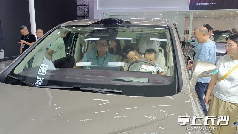 双节期间,一家老小来买车成为时有所见的风景。均为长沙晚报全媒体记者 曹开阳 摄 双节期间,一家老小来买车成为时有所见的风景。均为长沙晚报全媒体记者 曹开阳 摄