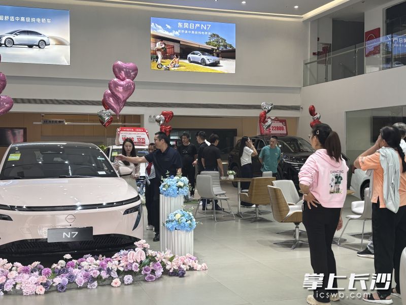 湖南兰天汽车集团旗下4S店双节期间客流明显增加。 湖南兰天汽车集团旗下4S店双节期间客流明显增加。