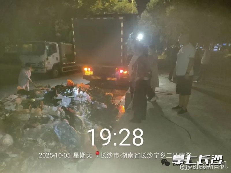 夜幕下，环卫工人们在垃圾堆为卢女士中苦苦找钱。均为被访方供图