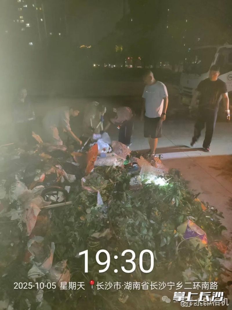 在垃圾中仔细寻找。