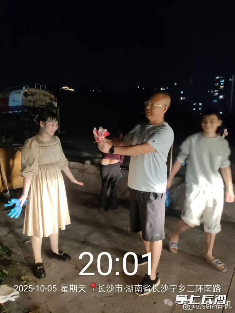 钱找到了，卢女士笑了。