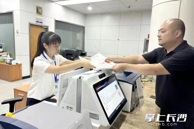 由上海交通大学师生团队创办的长沙深度垂域智能科技有限公司节前一天内完成从落地谈判、签约到完成工商注册、领取营业执照的所有手续。长沙晚报通讯员 朱莉 摄 由上海交通大学师生团队创办的长沙深度垂域智能科技有限公司节前一天内完成从落地谈判、签约到完成工商注册、领取营业执照的所有手续。长沙晚报通讯员 朱莉 摄