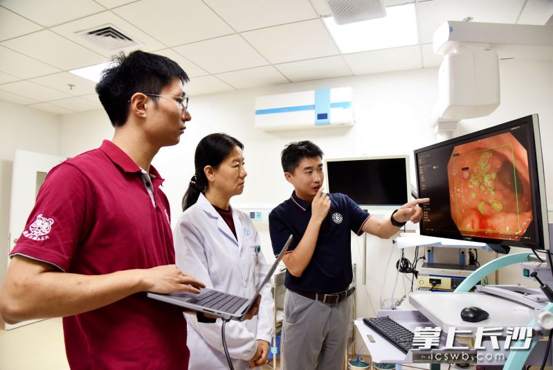 贺超翔(左)与王烁(右)在湘雅三医院了解“明岐”大模型的运行情况。长沙晚报通讯员 朱莉 摄 贺超翔(左)与王烁(右)在湘雅三医院了解“明岐”大模型的运行情况。长沙晚报通讯员 朱莉 摄