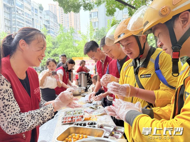 东郡社区日前组织骑手和志愿者一起做月饼。长沙晚报全媒体记者陈焕明 通讯员 周淑 摄影报道